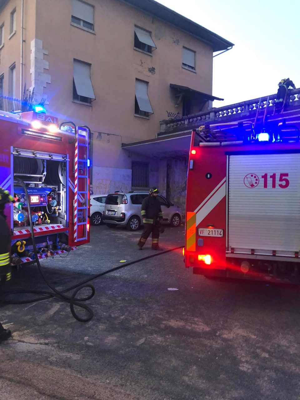 Pompieri in Novaceta, brucia la spazzatura
