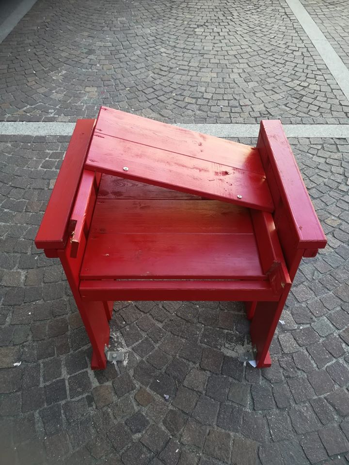 Vandali rompono la sedia rossa simbolo del no alla violenza di genere