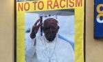 Papa nero sulla vetrina del "Compro oro" di Uboldo, rimosso il manifesto-choc