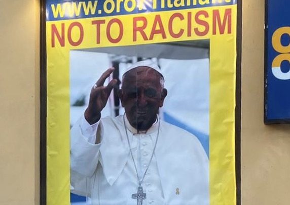 Papa nero sulla vetrina del “Compro oro” di Uboldo, rimosso il manifesto-choc
