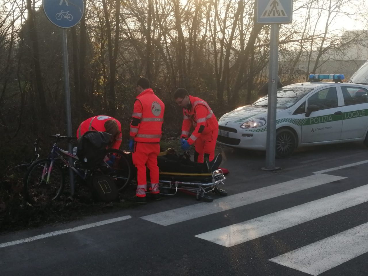 Ciclista investito mentre attraversa sulle strisce pedonali