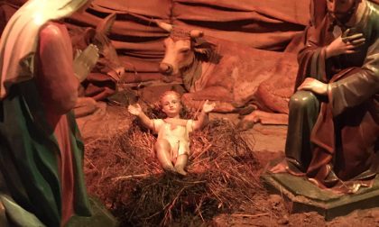 Feci sulla statua di Gesù Bambino: scandalo a Mozzate
