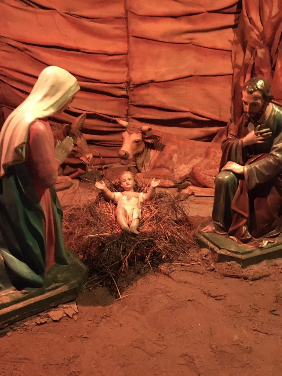 Feci sulla statua di Gesù Bambino: scandalo a Mozzate