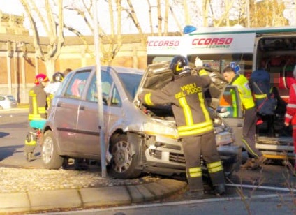 Incidente alla rotonda del cimitero, paura a Legnano FOTO