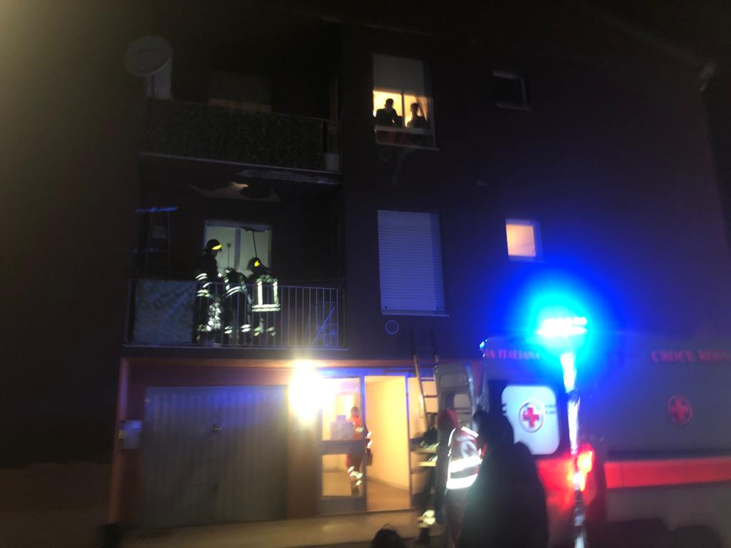 Cade in casa, anziana soccorsa dai pompieri