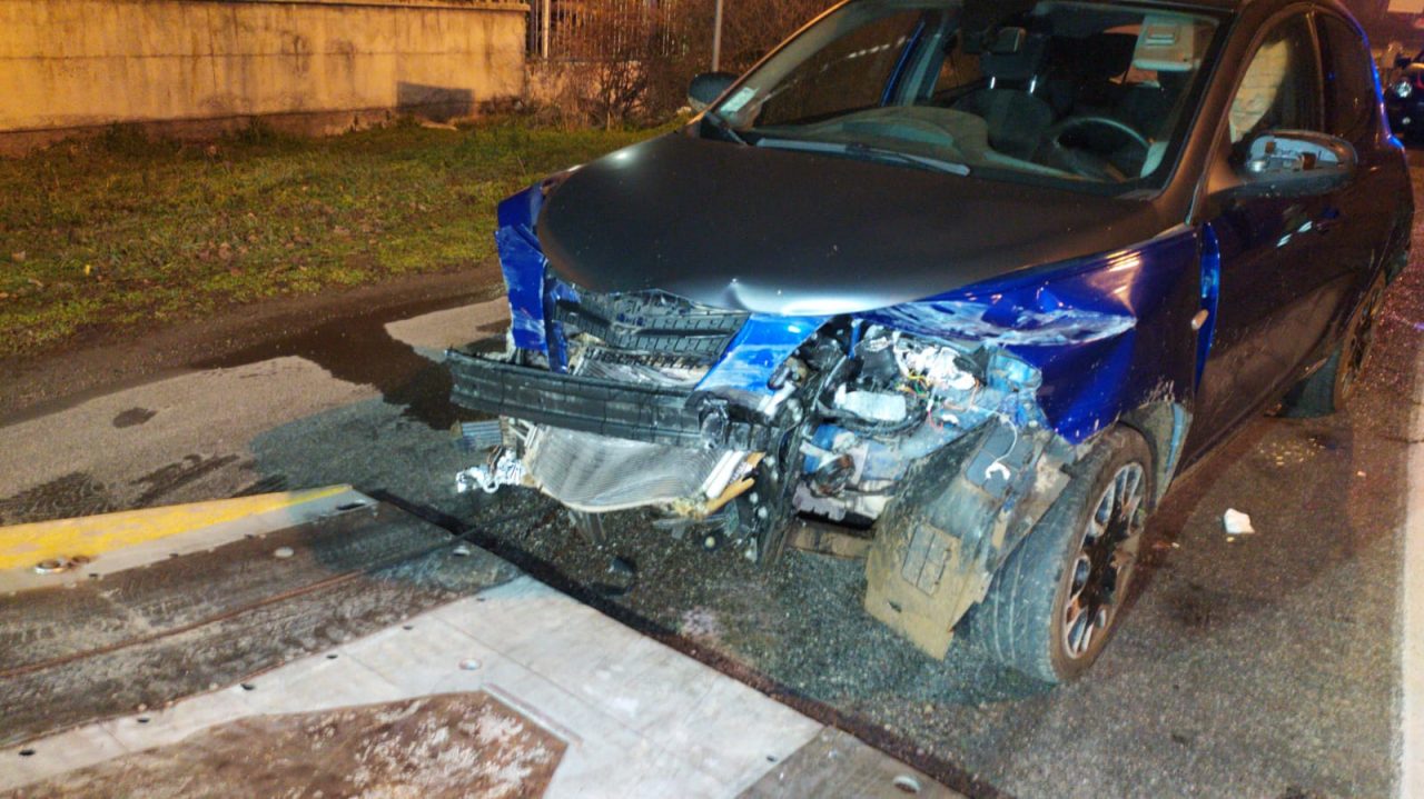 Auto rubata finisce contro guard rail e viene abbandonata FOTO
