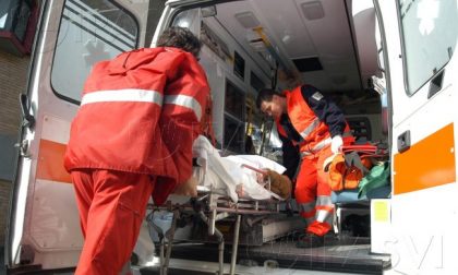 Incidente tra auto e moto sul Sempione: 55enne in ospedale