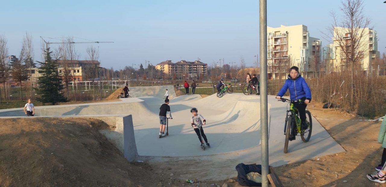 Skatepark di Arese, ragazzi abusivi in bici e monopattino