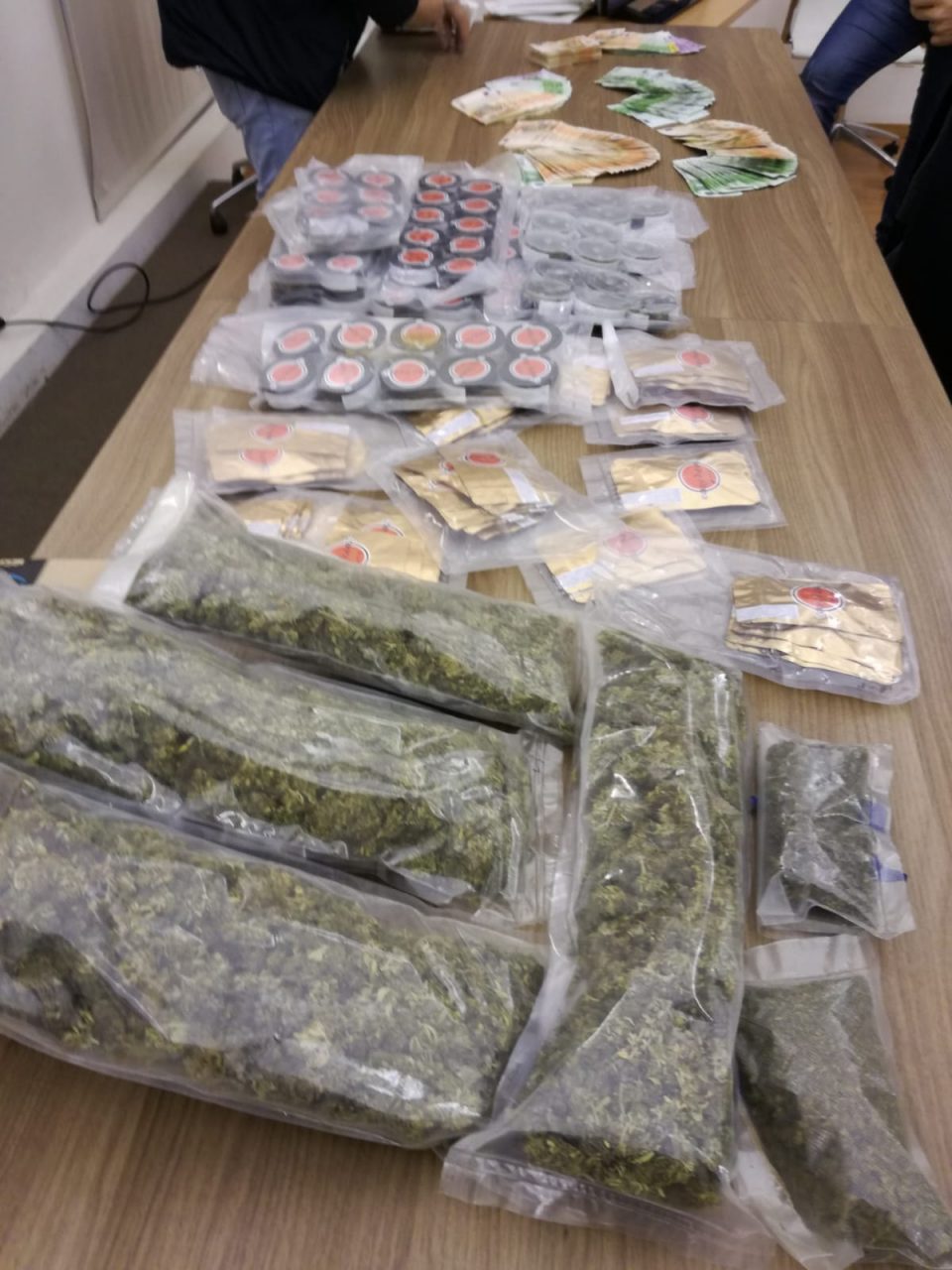 Nascondeva droga (vera) in un capanno: arrestato coltivatore di cannabis light FOTO