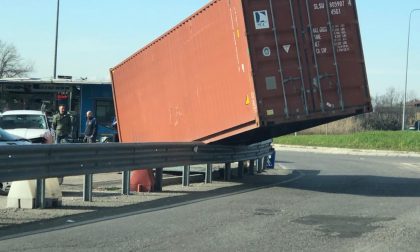 Camion si ribalta: conducente scappa lasciando il container in mezzo alla strada FOTO