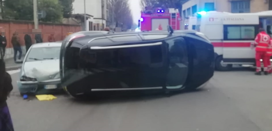 Scontro tra due automobili, una si ribalta