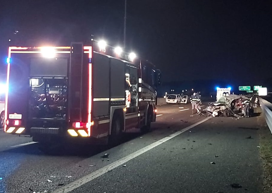 Drammatico incidente sulla A8: auto si ribalta. SIRENE DI NOTTE