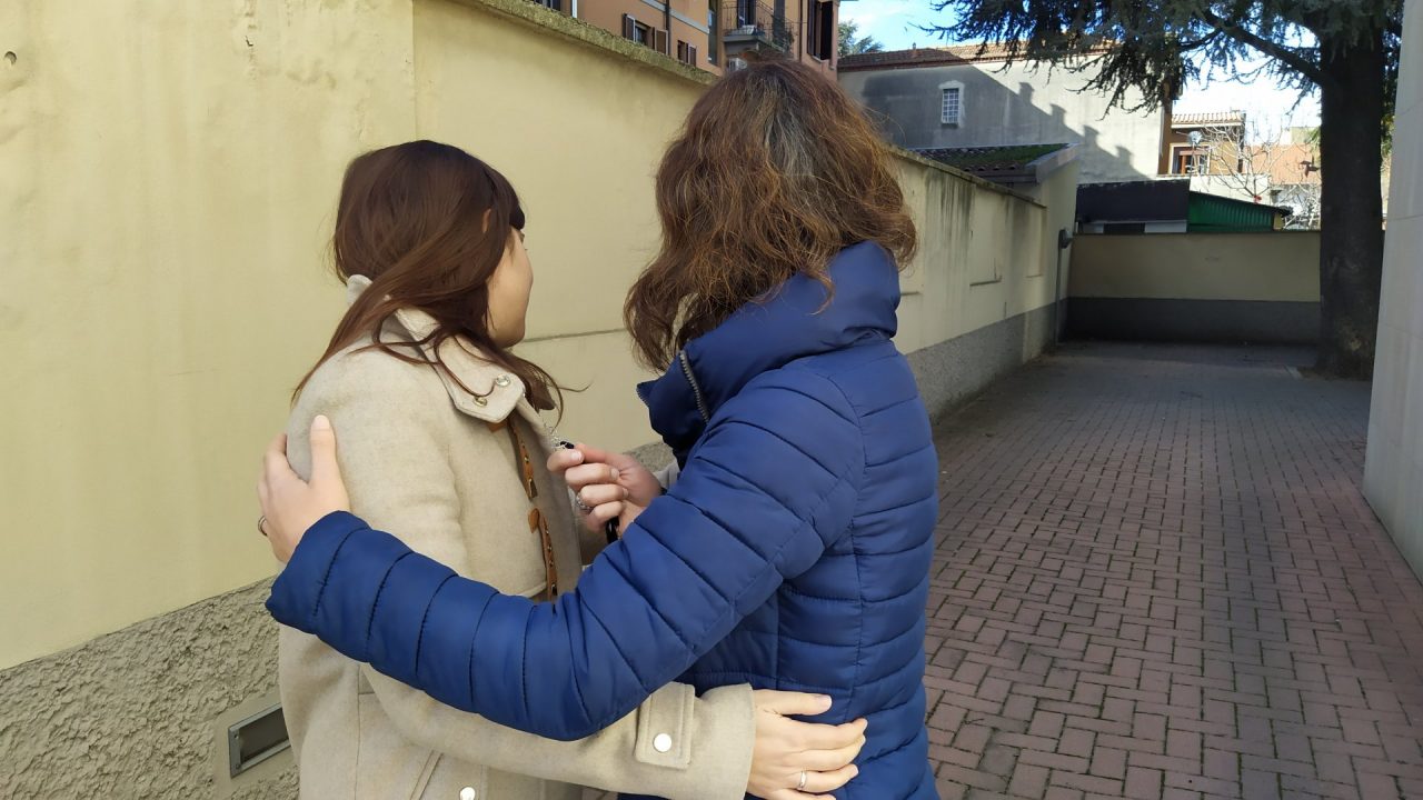 Baci e abbracci, poi la deruba