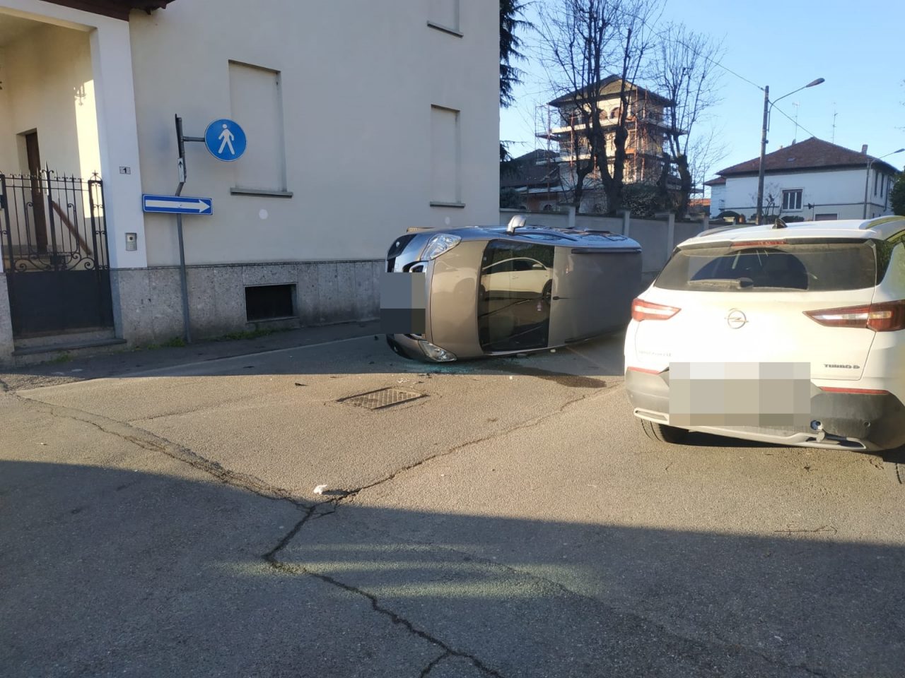 Si ribaltano con l’auto ad Abbiategrasso