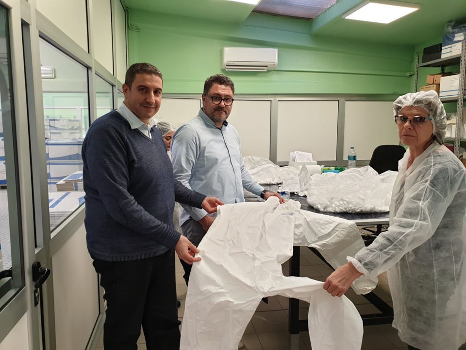 Coronavirus, viaggio nella ditta di Corbetta che produce indumenti protettivi