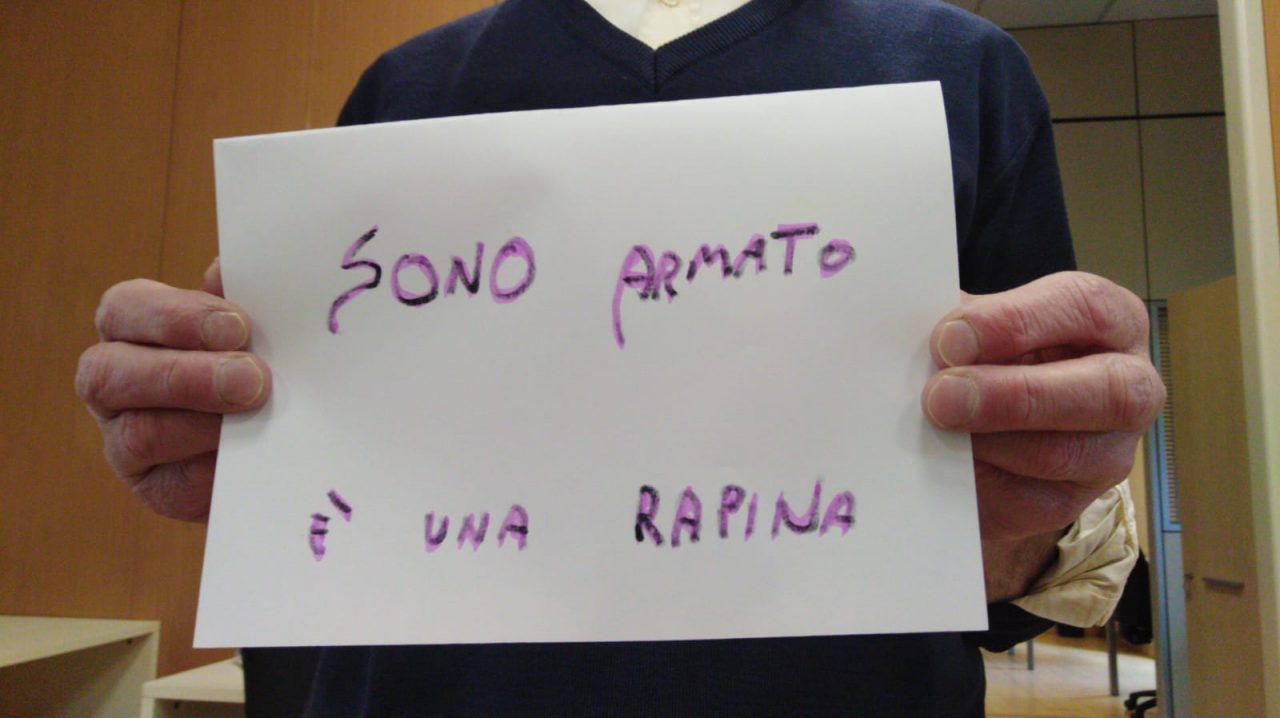 Rapinava le farmacie… con un foglietto. Preso
