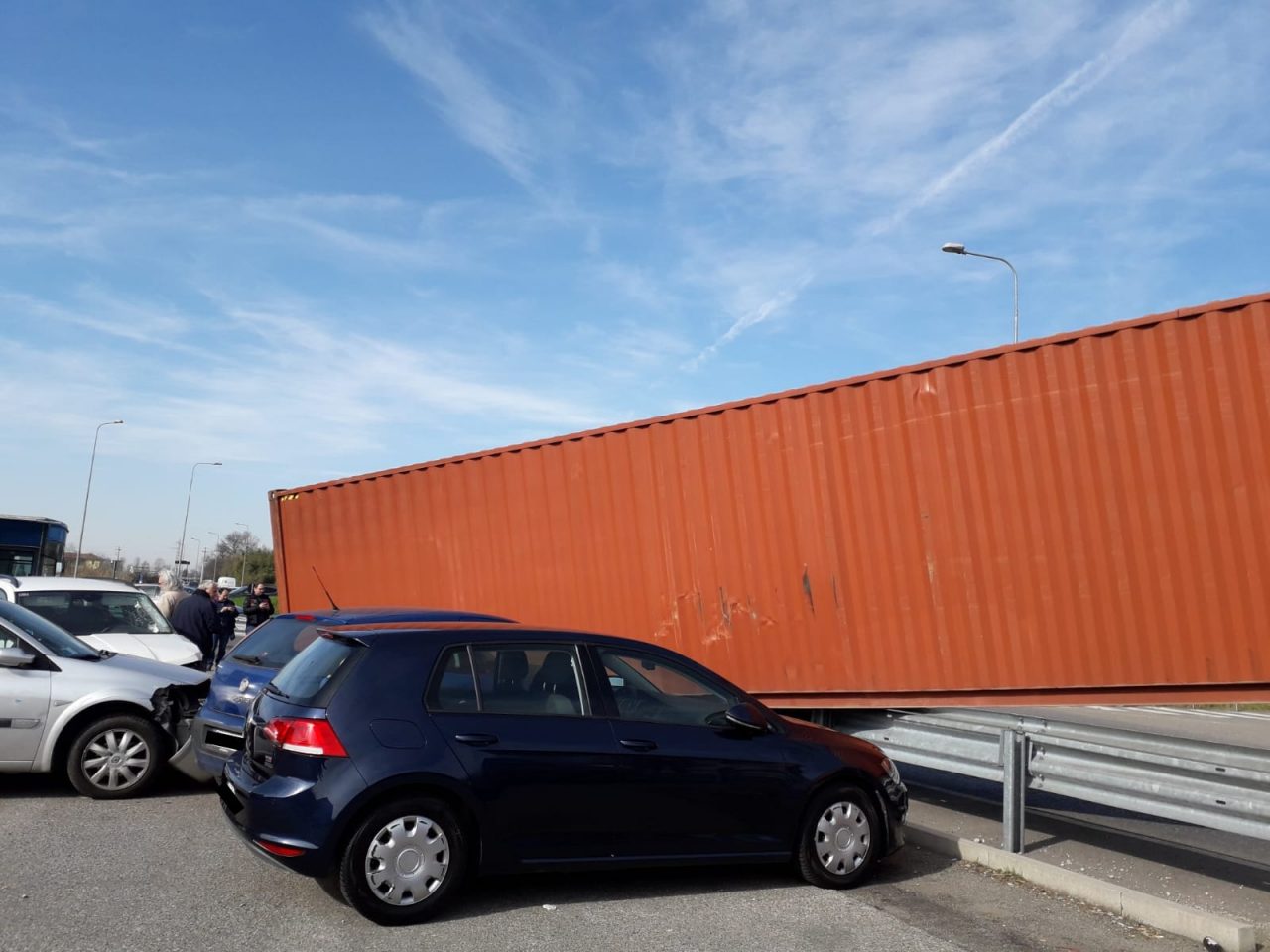 Camion si ribalta