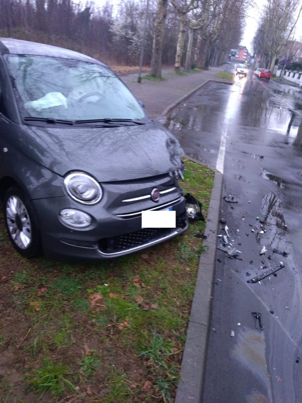 Legnano, frontale tra due auto in via Sardegna