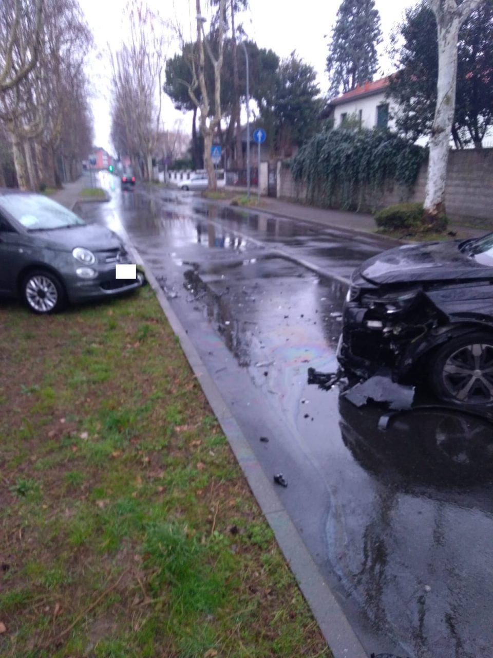 Legnano, frontale tra due auto in via Sardegna