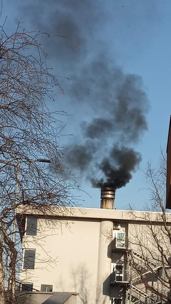 Auto ferme per l’inquinamento ma a scuola “fumate nere” VIDEO