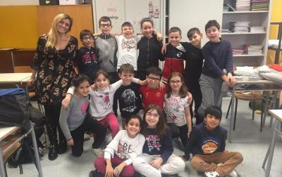 La maestra che canta per i koala e con i suoi alunni aiuta l'Australia