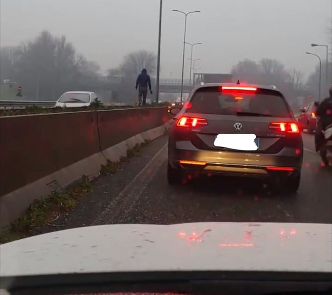 Attraversa la Milano Meda a piedi e cammina sullo spartitraffico