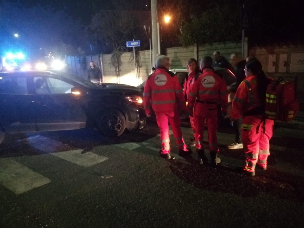 Schianto all’incrocio, strada bloccata