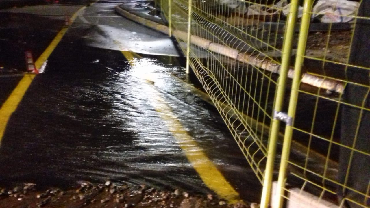 Lavori 5° corsia, strada allagata per la rottura di un tubo