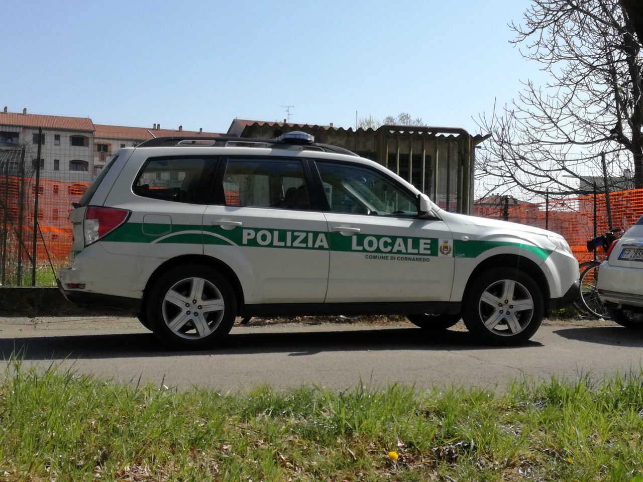 In auto senza motivo, investe ciclista e scappa: preso