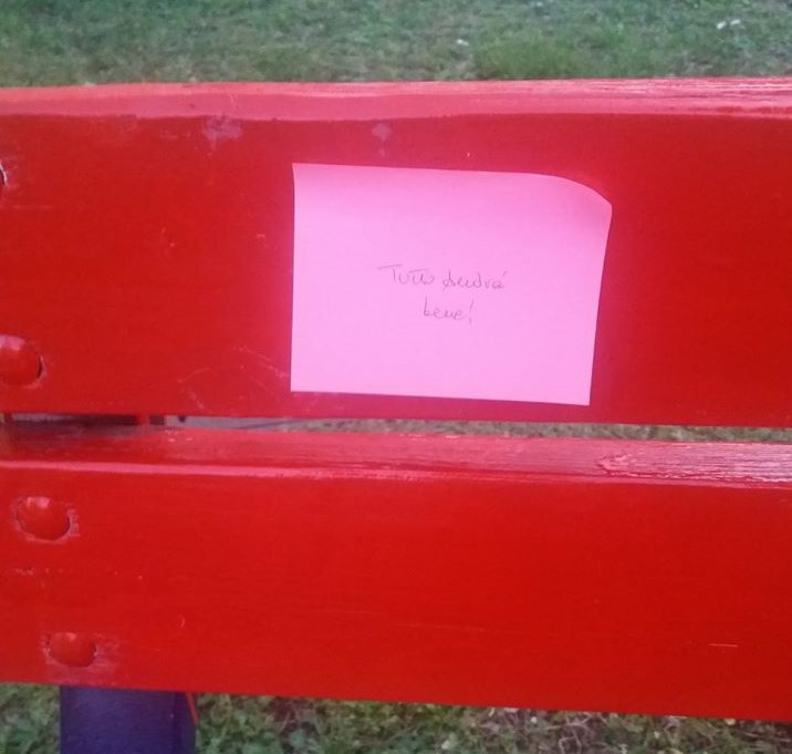 Coronavirus, post-it rosa: “Tutto andrà bene”
