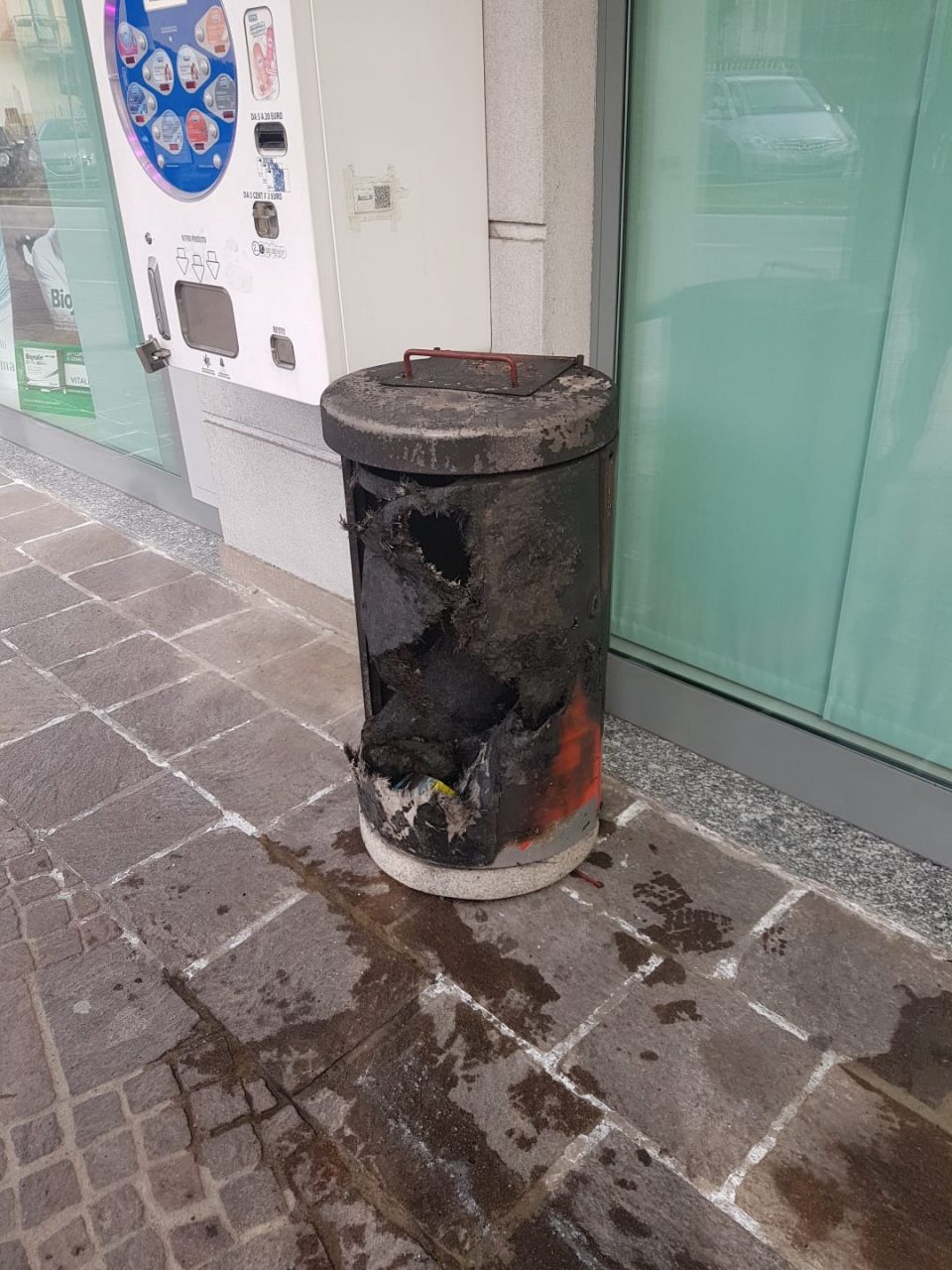 Dà fuoco al bidone: 17enne denunciato