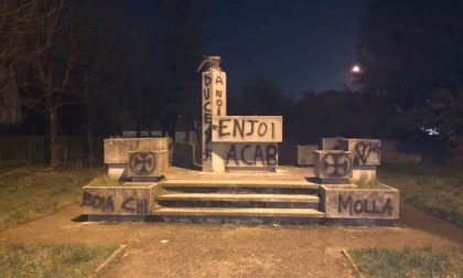 Scritte nazifasciste su un monumento cittadino, il Comune interviene, di nuovo...