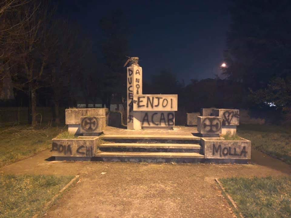 Scritte nazifasciste su un monumento cittadino, il Comune interviene, di nuovo…