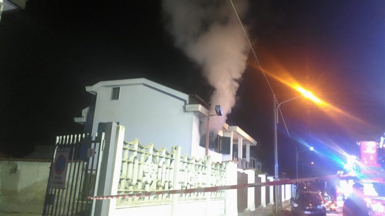 Villetta a fuoco a Vermezzo con Zelo
