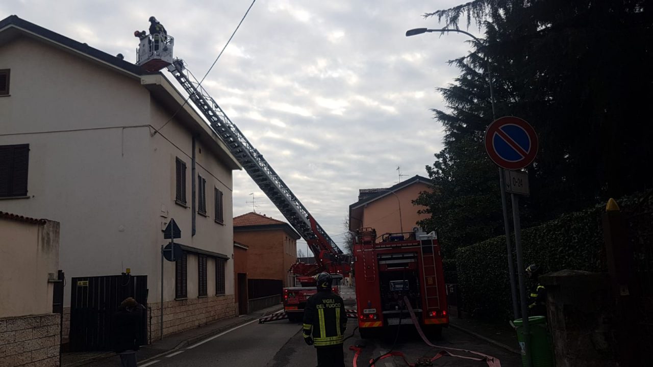 Prende fuoco il tetto: pompieri in azione