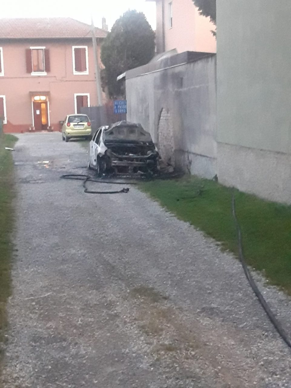 Auto a fuoco a Bollate, 34enne gravissimo
