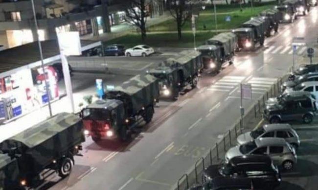 A Bergamo non c’è più posto: l’esercito in città per trasportare 60 bare alla cremazione VIDEO