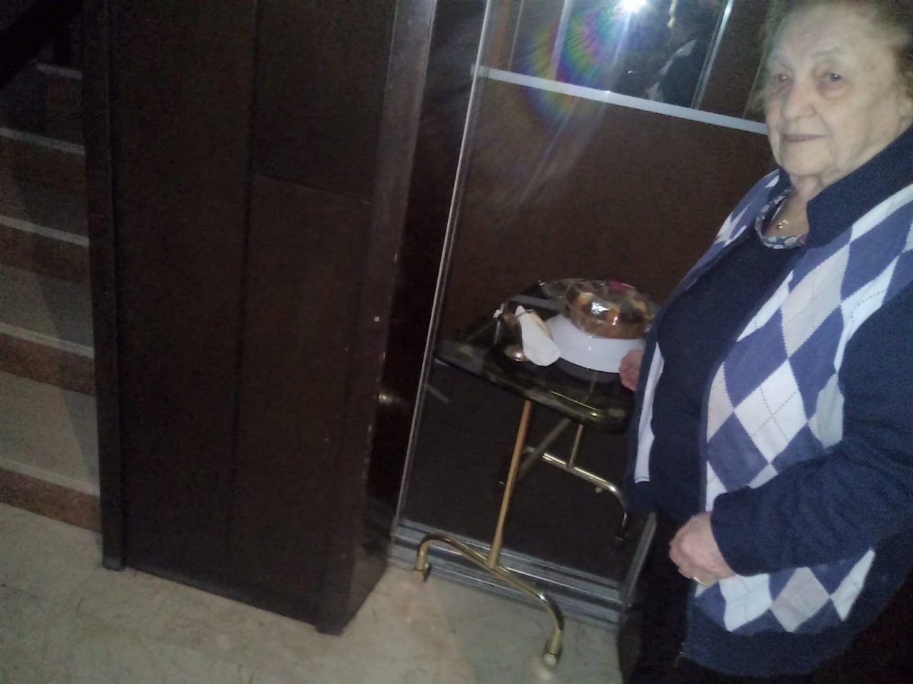 Coronavirus, nonna Piera offre la torta al condominio