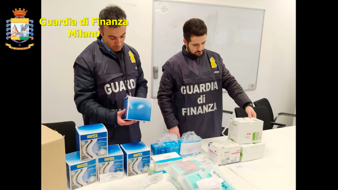 Prodotti disinfettanti e mascherine venduti online a caro prezzo: sequestrati