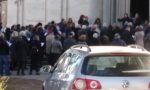 Folla al funerale di don Ruggero Conti, scatta la denuncia