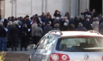 Folla al funerale di don Ruggero Conti, scatta la denuncia