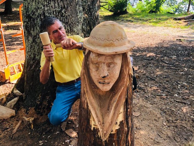 “Sculture di legno al posto degli alberi che saranno abbattuti”
