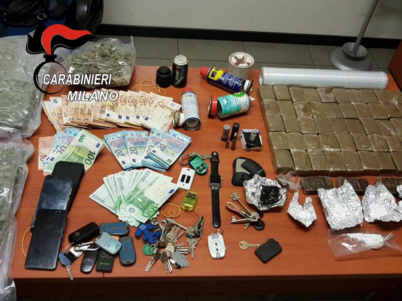 Nasconde munizioni e droga e scappa dai Carabinieri: preso
