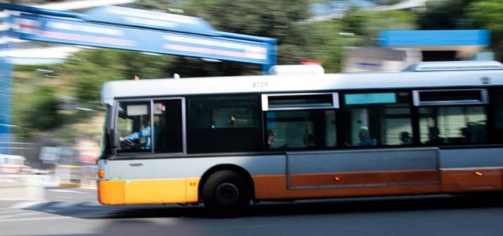 Lite tra quattro donne sul bus, una finisce in ospedale
