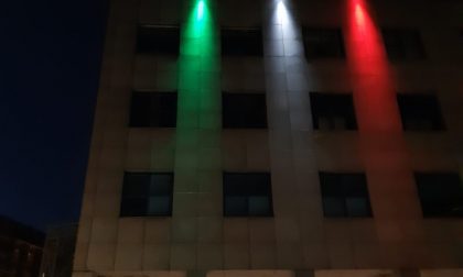 Il palazzo s'illumina col tricolore per il XXV aprile