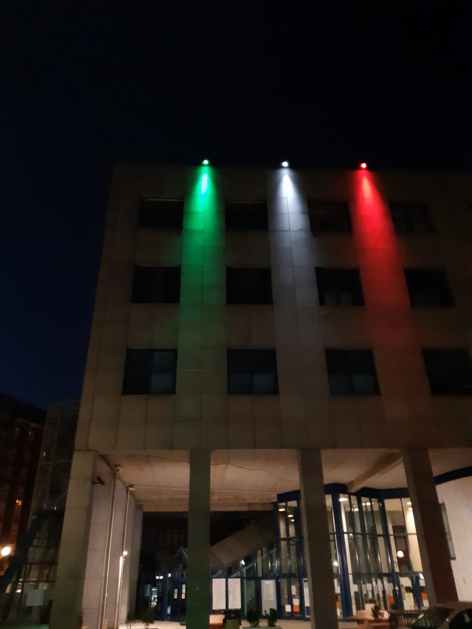 Il palazzo s’illumina col tricolore per il XXV aprile