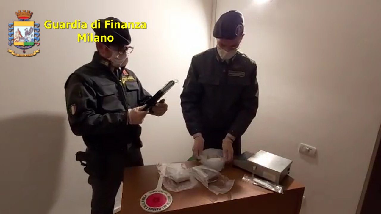 Scappa all’alt della Finanza perché con oltre un chilo di droga: arrestato 60enne VIDEO