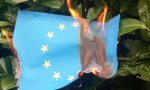 Forza nuova brucia la bandiera dell'Unione Europea a Legnano FOTO