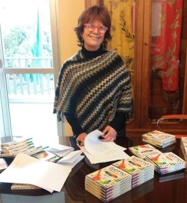 Sindaco compra e dona pennarelli ai bambini a casa per l’emergenza