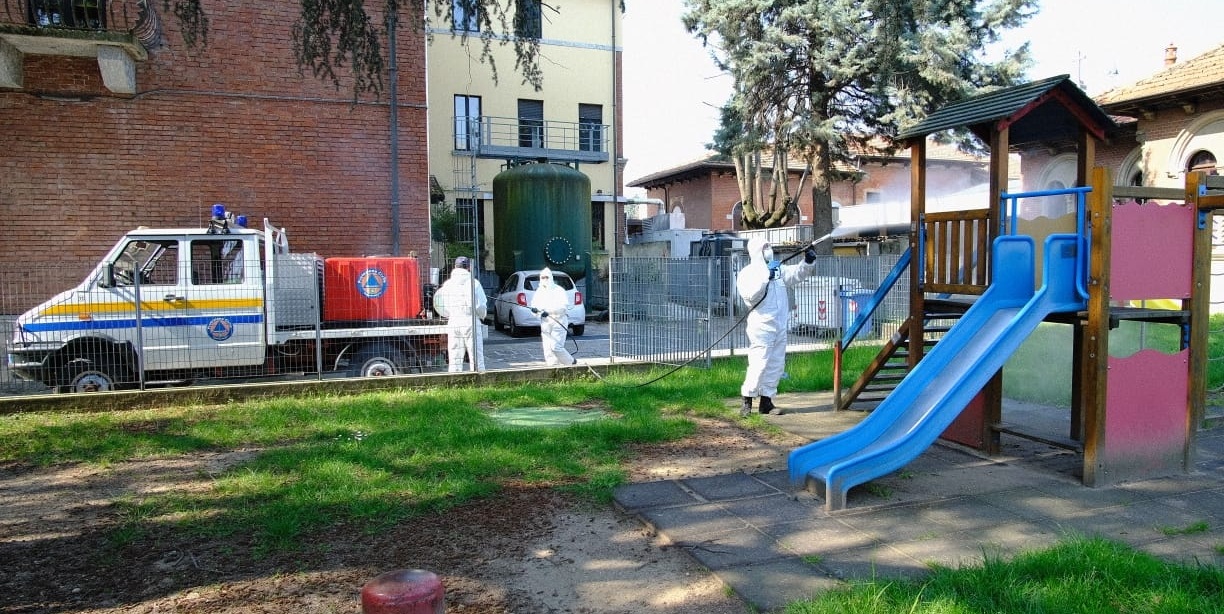 Coronavirus: sanificazione arredi urbani, in azione la Protezione civile FOTO